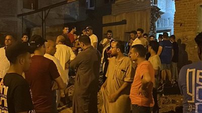 فريق من النيابة يعاين موقع انهيار دار مناسبات بنها.. ويأمر بتفريغ الكاميرات