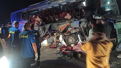 مصرع 7 أشخاص في حادث تصادم أتوبيس سياحي بسيارة نقل على الطريق الصحراوي بالمنيا