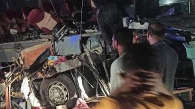 تفاصيل مصرع وإصابة 29 شخصًا في حادث تصادم أتوبيس سياحي بسيارة نقل بالمنيا │ بث مباشر