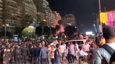 وسط احتفالات الجماهير.. حافلة الزمالك تصل إلى مقر النادي بعد التتويج بالدوري الـ 14 | بث مباشر