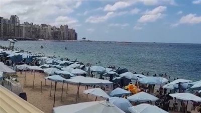 أمواج هادئة.. إقبال على شواطئ الإسكندرية قبل بدء العطلة الأسبوعية | بث مباشر