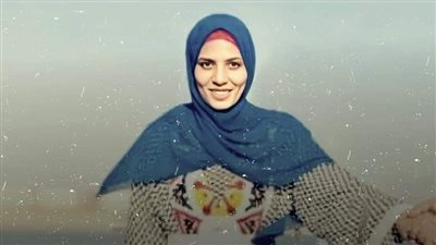 مشهد أبكى الحضور.. أب يتسلم شهادة تخرج ابنته بعد أيام من وفاتها