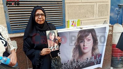 قبل النطق بالحكم.. والدة شيماء جمال من أمام المحكمة: حقك هجيبه | صور