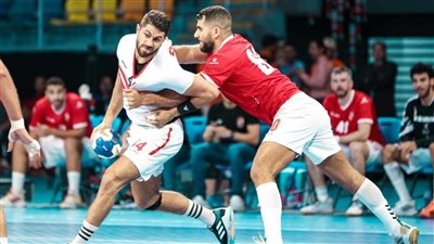 مرتضى منصور يهنئ لاعبي يد الزمالك بعد الفوز بالسوبر