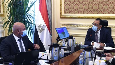 مدبولي يتابع مع وزير النقل الموقف التنفيذي لمشروع القطار الكهربائي السريع