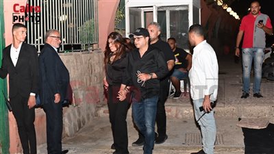 أبرزهم هنيدي وميرفت أمين ودنيا سمير غانم.. نجوم الفن في عزاء زوجة خالد زكي 