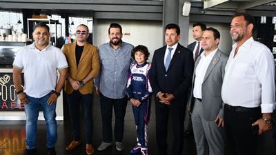 وزير الرياضة يُكرم الطفل زين الحمصاني لحصوله على المركز التاسع ببطولة الكارتينج
