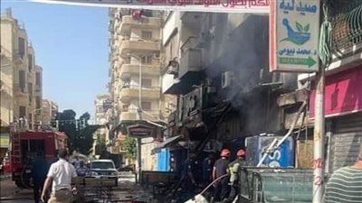 السيطرة على حريق بمحل حلويات وسط مدينة السويس | بث مباشر