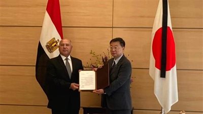 وزير النقل يسلم رسالة من السيسي إلى رئيس الوزراء الياباني
