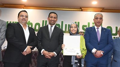 محافظ الفيوم ونقيب مهندسي مصر يكرّمان المتفوقين دراسيًا من أبناء المهندسين