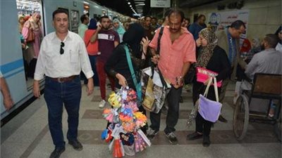 مترو الأنفاق يطالب الركاب بعدم التعاطف مع الباعة الجائلين أو الشراء منهم بالمحطات