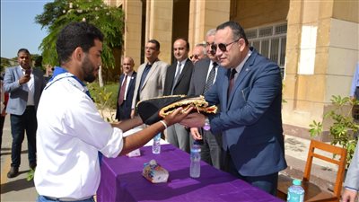 قنصوة يشارك الطلاب تحية العلم والنشيد الوطني بهندسة الإسكندرية 