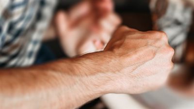 طردونا من بيتنا وإحنا تحت السن.. شاب يتهم أعمامه بنهب ميراثهم من والده.. والأم: هددوني عشان أتنازل