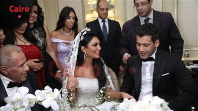 سيمون ومفيدة شيحة وسهير جودة أبرز الحضور في عقد قران سالي عبد السلام