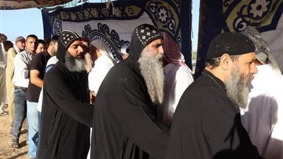 رهبان وقساوسة دير ماري مينا يؤدون واجب العزاء في صيادي الصقور الـ3 المتوفين بصحراء مطروح
