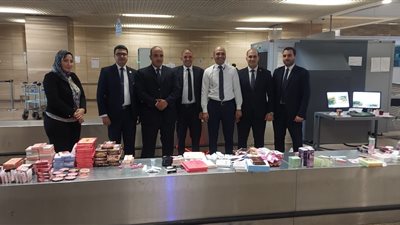 أجنبي من أصل مصري.. ضبط راكب بمطار القاهرة حاول تهريب 749 عبوة مستحضرات تجميل
