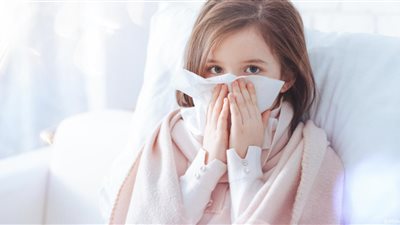 مع انخفاض درجات الحرارة.. استشاري أمراض صدرية يقدم نصائح لتجنب نزلات البرد