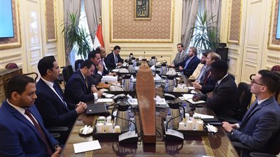مسئولو مجلس الوزراء يلتقون وفد مساعدي أعضاء الكونجرس الأمريكي لشرح مبادرة حياة كريمة