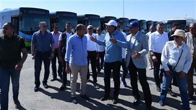 مدبولي يتفقد نقطة تجمع الأتوبيسات الكهربائية المشاركة في حركة التنقلات خلال انعقاد مؤتمر المناخ