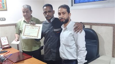 عامل بالسكة الحديد يعثر على حقيبة بها 100 ألف جنيه داخل قطار النوم ويسلمها لصاحبها