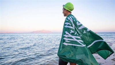 سبحت من السعودية لمصر.. مريم بن لادن أول سباحة وطبيبة عربية تجتاز البحر الأحمر