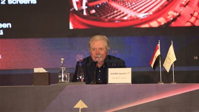 حسين فهمي عن الدريس كود بمهرجان القاهرة السينمائي: عايز الناس تلبس شيك