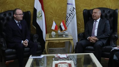 وزير النقل يبحث مع السفير التشيكي بالقاهرة التعاون في مجال إعادة تأهيل ورفع كفاءة جرارات السكة الحديد 
