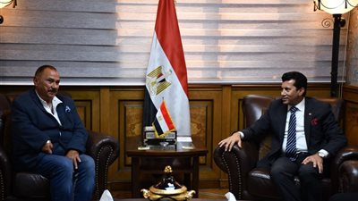 وزير الرياضة يُكرم عابر المانش السباح المصري أحمد أسامة