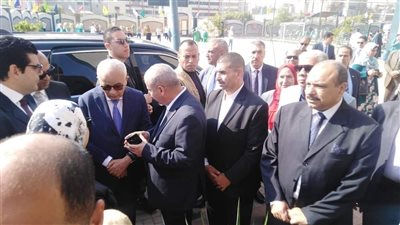 إحداهما اعتدت عليها معلمة.. وزير التعليم يزور طالبتي الشرقية المصابتين بالمستشفى 