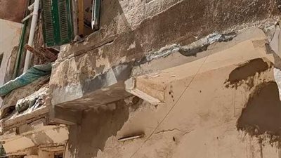 إصابة 5 أشخاص بينهم طفلين في انهيار شرفة عقار بالإسكندرية