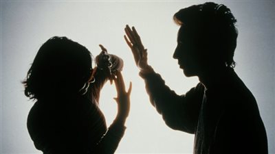 أصابها بكدمات.. طالب يضرب معلمة لخلافهما على مكان الوقوف داخل معدية بالمنيا | بث مباشر