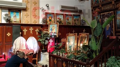 ضحية عضة الكلب.. توافد المعزين لحضور جنازة الطفلة جانيت في كنيسة مارجرجس بالقللي | بث مباشر