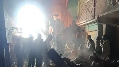 على قيد الحياة.. استخراج سيدة من تحت الأنقاض في حادث انهيار منزلين بإمبابة