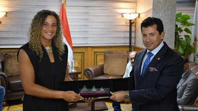 وزير الرياضة يهنئ ميار شريف بعد فوزها ببطولة كولينا الدولية للتنس