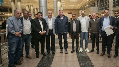 محمود الخطيب يعود إلى القاهرة بعد رحلته العلاجية في باريس