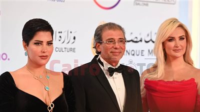 يتوسط الجميلات.. المخرج الكبير خالد يوسف بصحبة شمس الكويتية والتونسية رانيا التومي