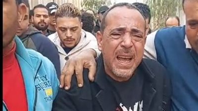 ماسك النعش وبيبكي.. انهيار والد عريس المحلة: مين هيقف جنبي في تعبي؟| فيديو