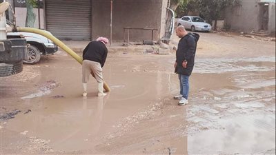 مجلس مدينة العريش يدفع بسيارات شفط مياه الأمطار إلى الشوارع 