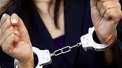 تفاصيل القبض على ربة منزل بسوهاج استولت على 300 ألف جنيه بعد إيهام المواطنين بالسفر للخارج | بث مباشر