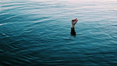 انتشال جثمان عامل ألقى بنفسه في الريّاح التوفيقي بالمنوفية بسبب خلافات زوجية | بث مباشر