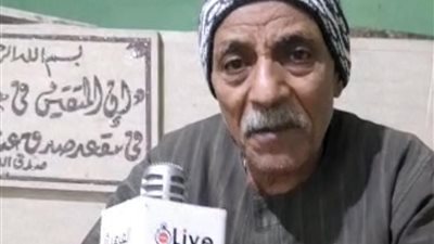 كانت كل حاجة بالنسبة لي.. مسن يعيش بجانب قبر زوجته منذ 13 عامًا بالمنيا | بث مباشر 
