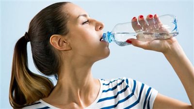 تفتت الدهون وتخلص الجسم من السموم.. أهمية شرب الماء الدافئ لصحة الجسم