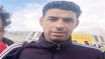أسرة وأصدقاء لاعب فريق مطروح المتوفي داخل الملعب ينتظرون خروج جثمانه | بث مباشر