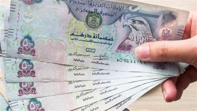 أُم تقاضي ابنتها بعد واقعة غريبة: سحبت 85 ألف درهم وتركت المنزل