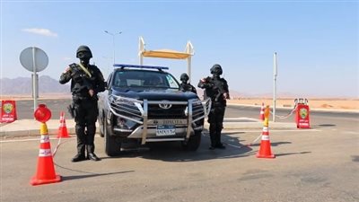 مدير أمن الفيوم يبحث مع مساعديه خطط تأمين احتفالات رأس السنة