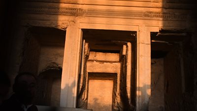 الفيوم تحتفل بظاهرة تعامد الشمس على قدس أقداس معبد قصر قارون | صور