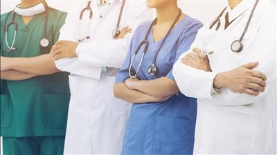 أول تعليق من الأطباء بشأن خطاب الضرائب بوضع لافتة بأسعار الكشف بالعيادات