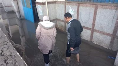 الأمطار تغرق ساحة مستشفى الجمهورية بالإسكندرية.. والصرف الصحي: رفعناها