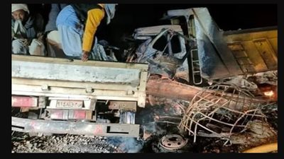  تفاصيل تفحم 8 أشخاص وإصابة 5 آخرين بحادث تصادم سيارتين على طريق إدفو مرسى علم أسوان| بث مباشر 