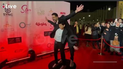 أكرم حسني يؤدي حركات استعراضية رفقة نجله على ريد كاربت حفل وشوشة 2022